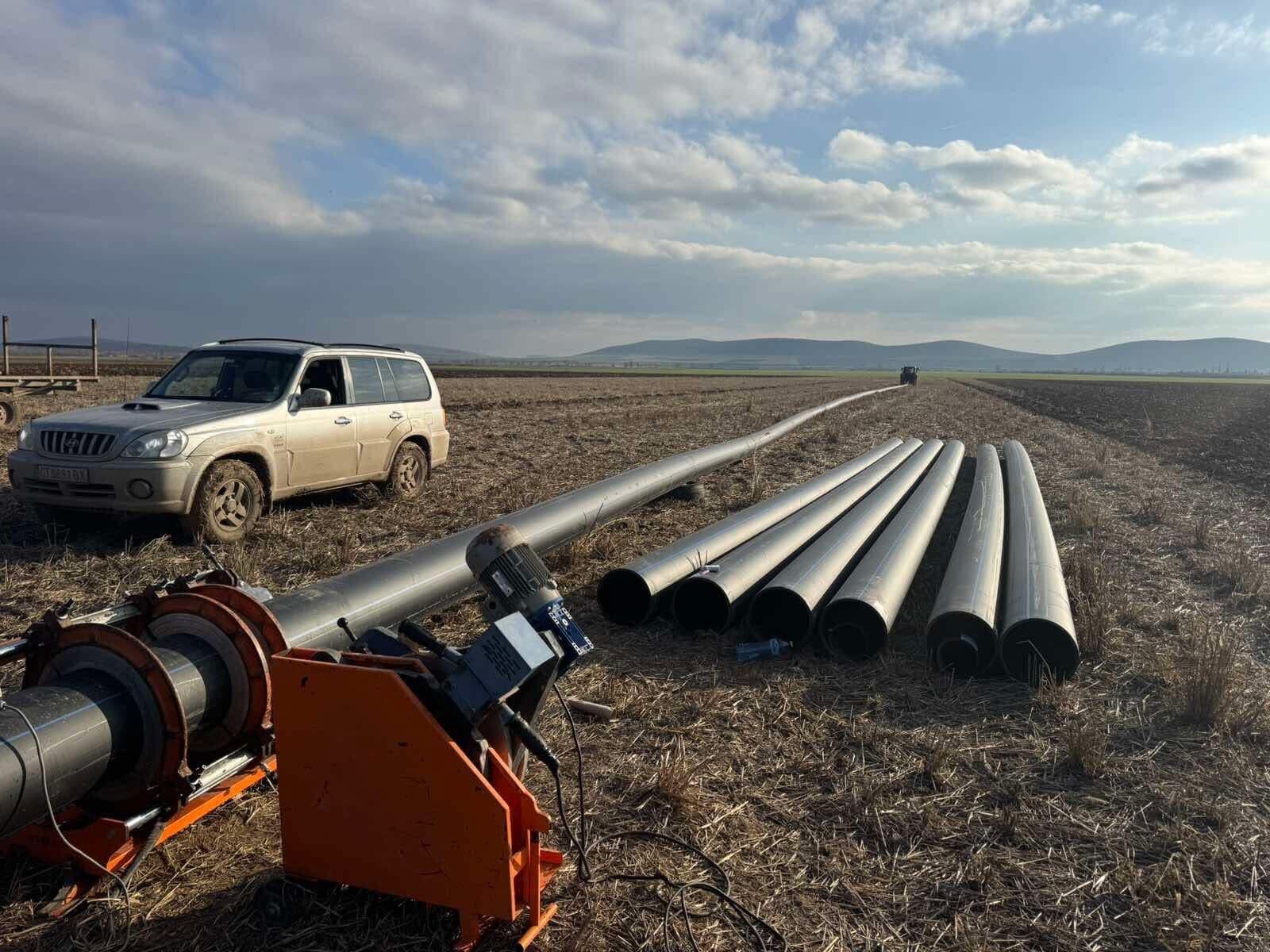 Челно заваряване на ПЕВП тръби на терен за водопроводно трасе